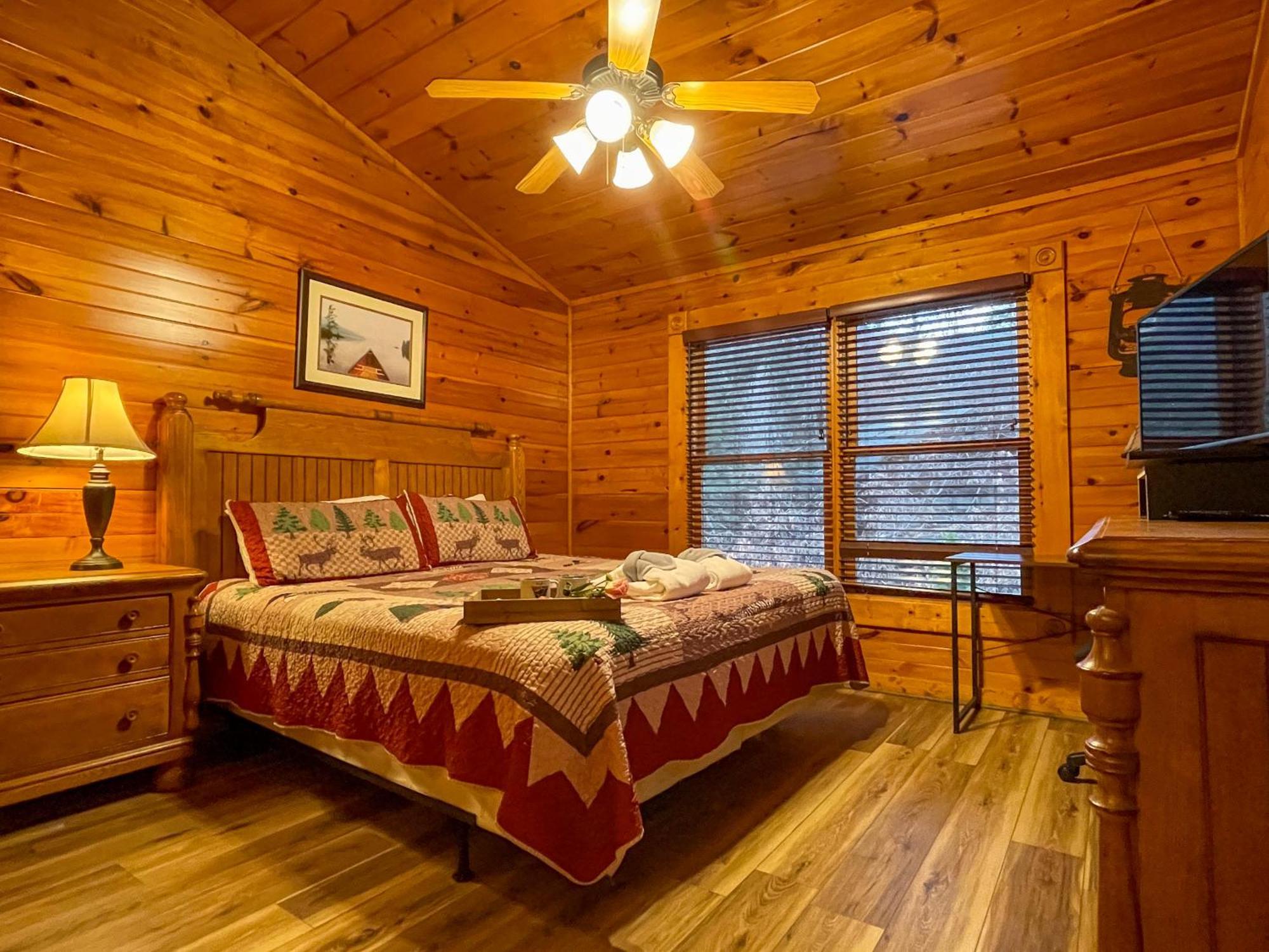 Spacious Resort Log Cabin, Easy Drive, Hot Tub, Arcade Gameroom, Mountain Vibe Gatlinburg Eksteriør bilde