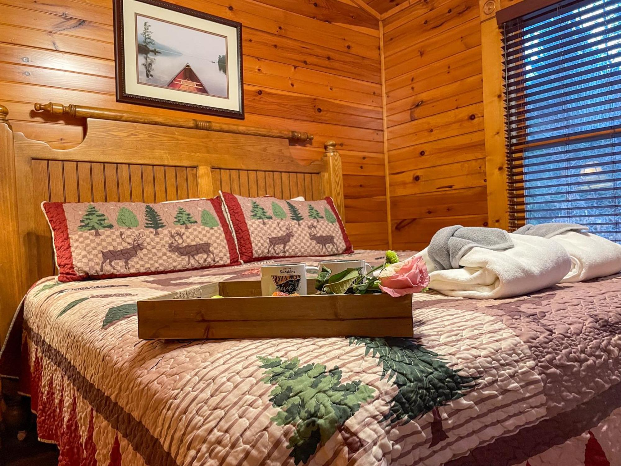 Spacious Resort Log Cabin, Easy Drive, Hot Tub, Arcade Gameroom, Mountain Vibe Gatlinburg Eksteriør bilde