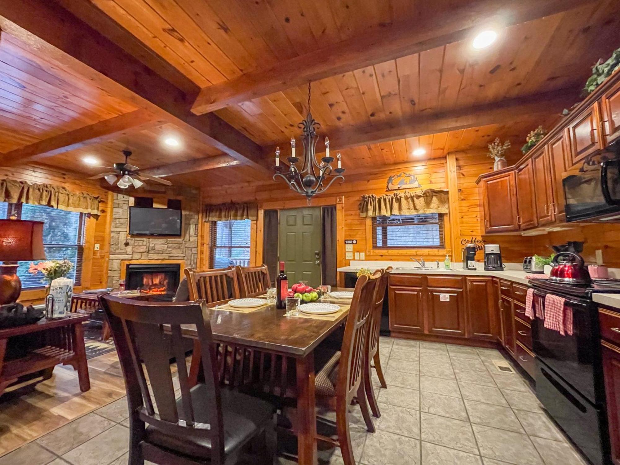 Spacious Resort Log Cabin, Easy Drive, Hot Tub, Arcade Gameroom, Mountain Vibe Gatlinburg Eksteriør bilde