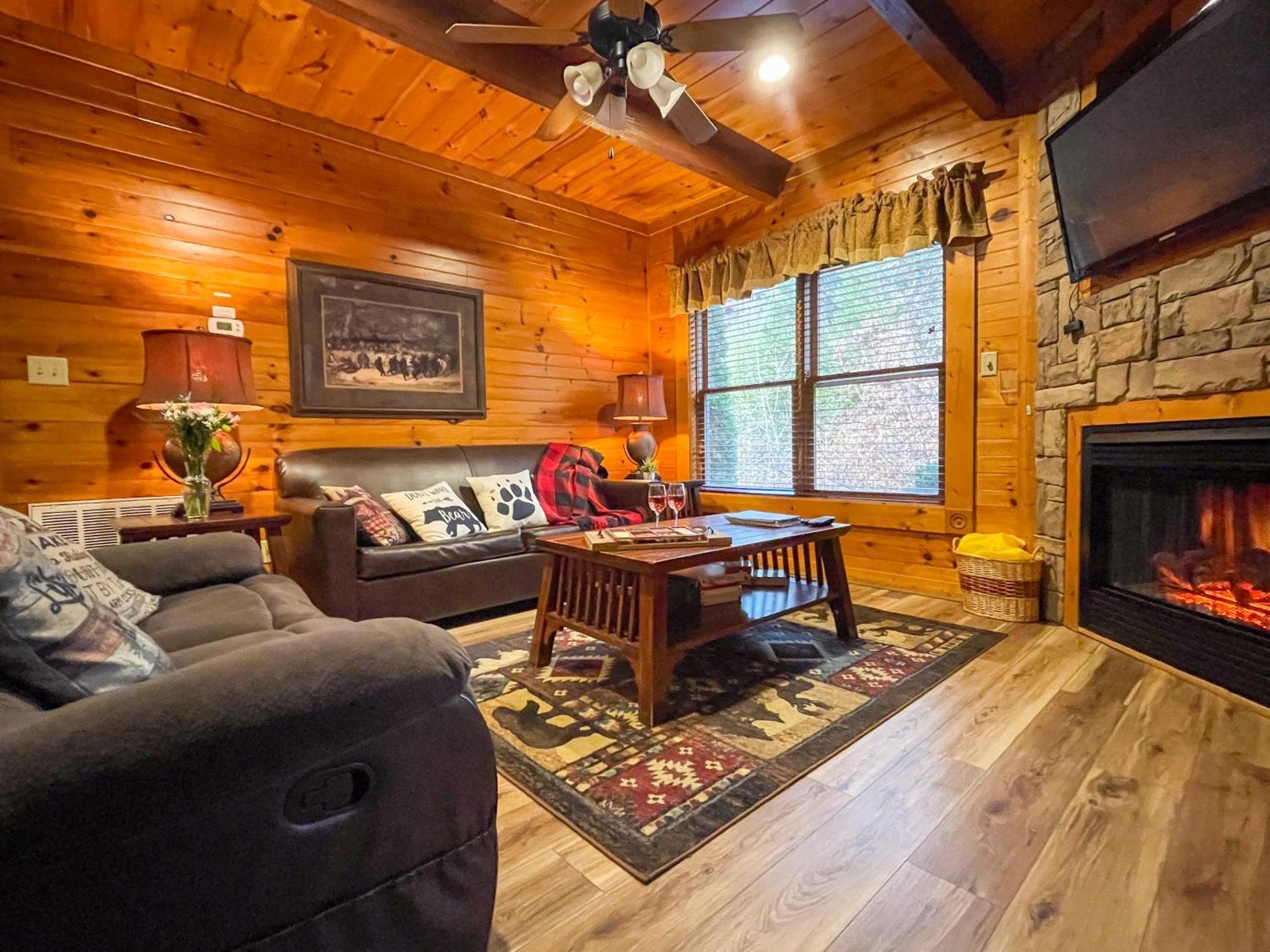 Spacious Resort Log Cabin, Easy Drive, Hot Tub, Arcade Gameroom, Mountain Vibe Gatlinburg Eksteriør bilde
