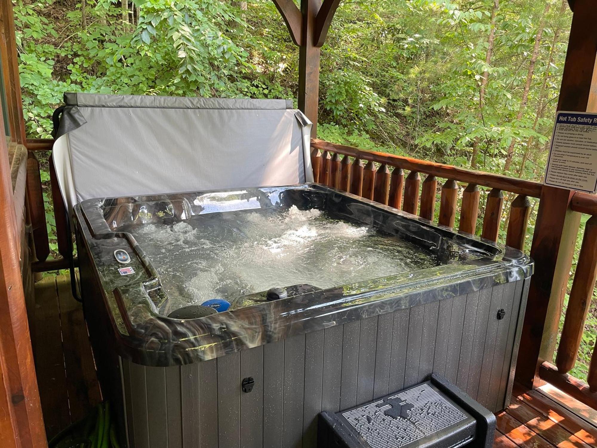 Spacious Resort Log Cabin, Easy Drive, Hot Tub, Arcade Gameroom, Mountain Vibe Gatlinburg Eksteriør bilde